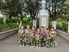 Возложение цветов к памятнику И.А. Бурмистрова Возложение цветов к памятнику И.А. Бурмистрова.
